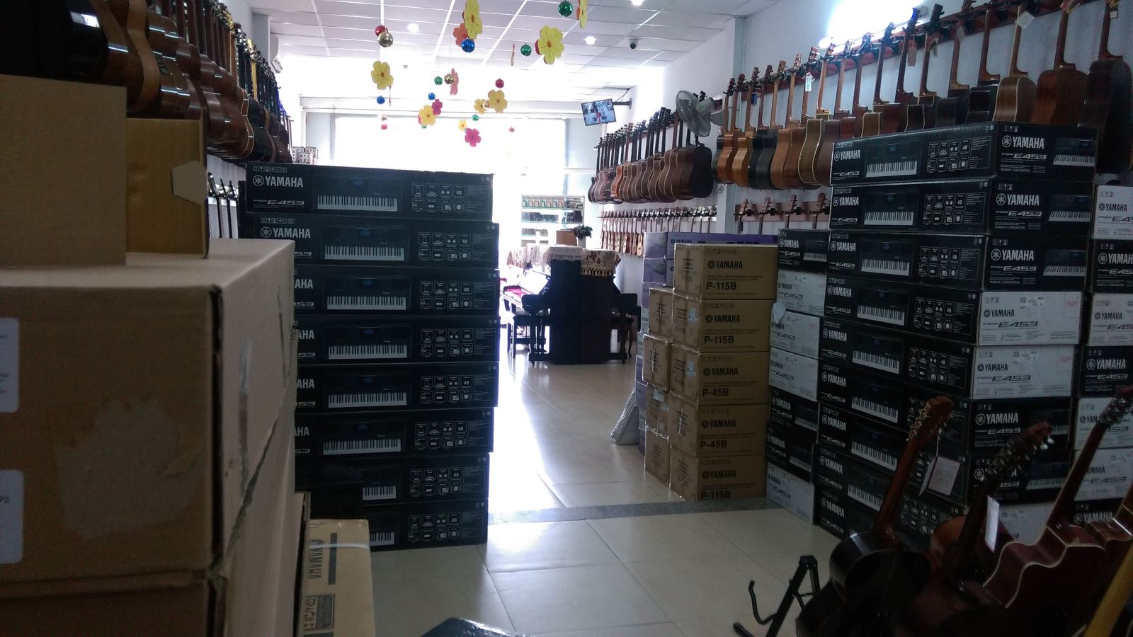 đàn organ, guitaar, piano cho các dự án lớn, trường học